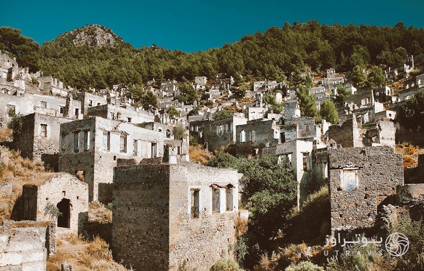 «روستای کایاکوی» یا «شهر ارواح» در فتحیه؛ بقایای ساختمان‌های سنگی روی ارتفاعات 